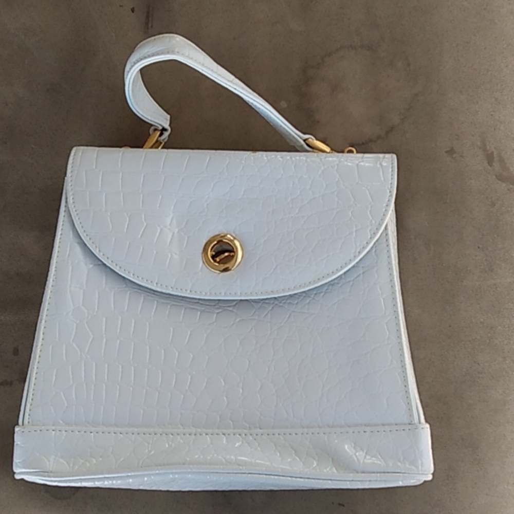 No name appears on the bag